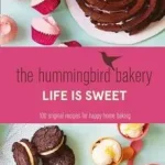 Akció THE HUMMINGBIRD BAKERY LIFE IS SWEET: 100 original recipes for happy home baking byMalouf, Tarek;